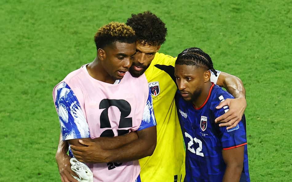 Vozinha consolando jogadores de Cabo Verde após eliminação na Copa do Mundo