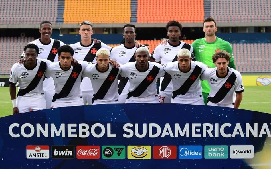 Elenco do Vasco em partida contra o Independiente Medellín pela Copa Sul-Americana