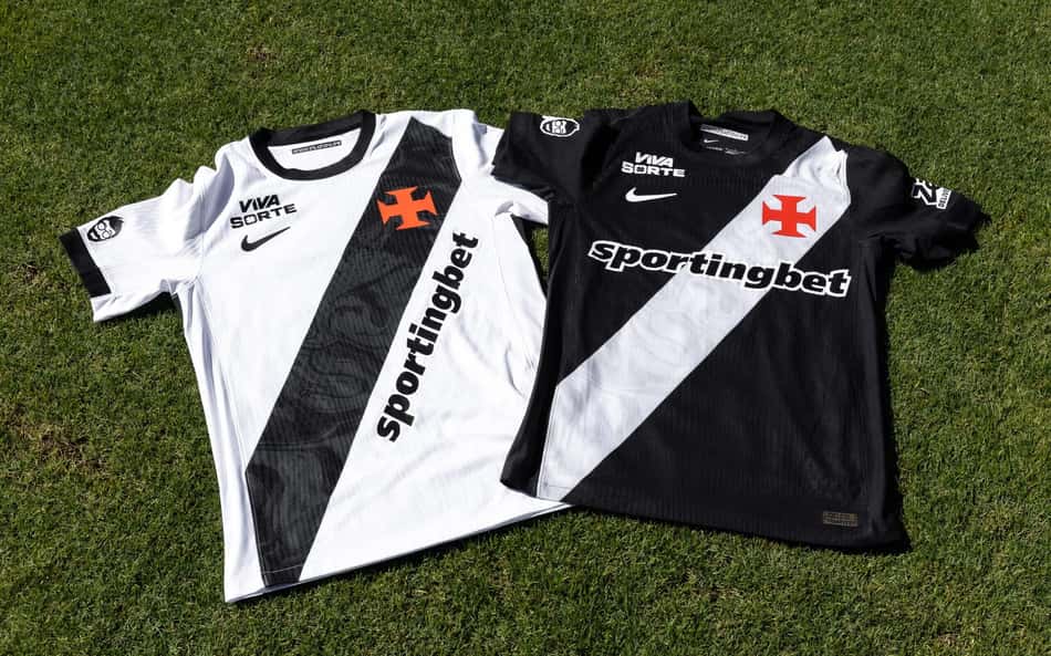 Camisas do Vasco estendidas no gramado com logo da Sportingbet