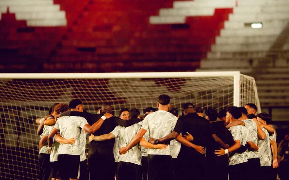 Time do Vasco Sub-20 reunido para a semifinal do Brasileirão