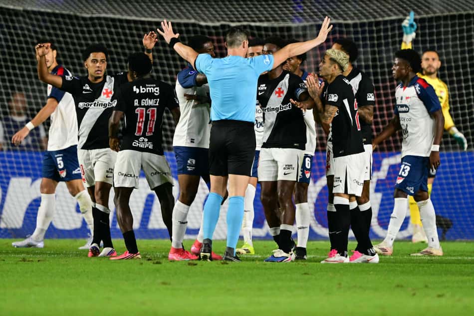 Vasco x Ind. Medellín foi marcado por polêmica de arbitragem