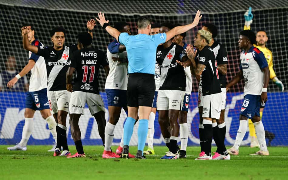 Simon dispara contra arbitragem em Vasco x Ind. Medellín: 'Acabar o futebol'