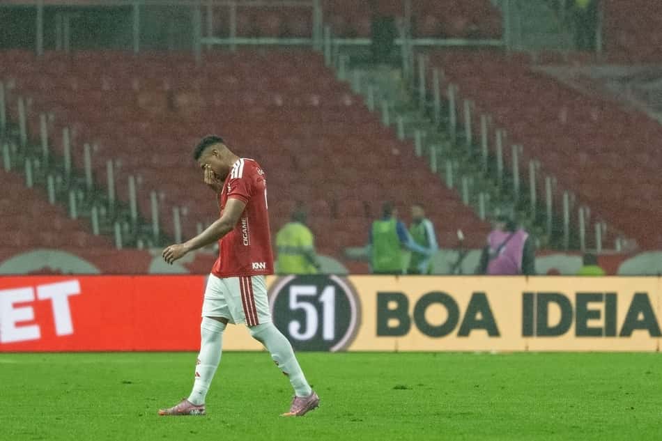 Victor Gabriel deixado o gramado após ser expulso