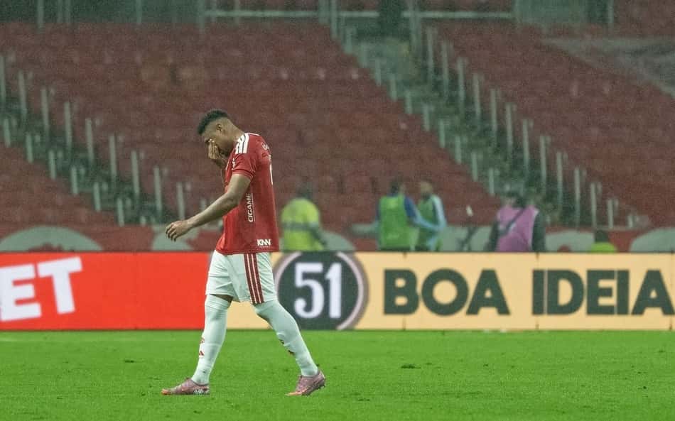 Victor Gabriel deixado o gramado após ser expulso
