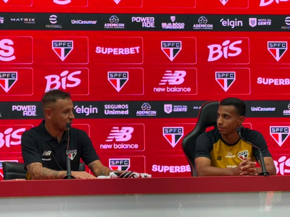 Victor Sá, novo reforço do São Paulo, ao lado de Rafinha, executivo de futebol do clube.