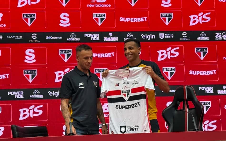 Victor Sá, novo reforço do São Paulo, segurando a camisa que utilizará no clube.