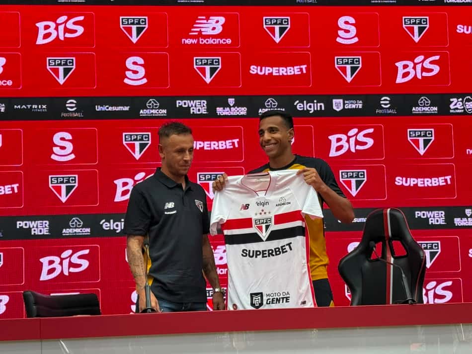 Victor Sá, novo reforço do São Paulo, segurando a camisa que utilizará no clube.