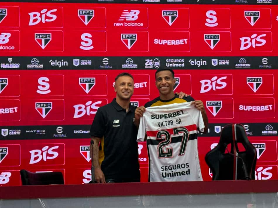 Victor Sá, novo reforço do São Paulo, segurando a camisa com o número que utilizará no clube.