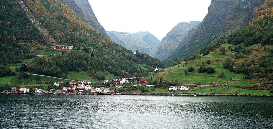 Vilarejo norueguês em uma região de fiordes, golfos estreitos entre montanhas altas (Foto: Luciana Benatti/Folhapress)