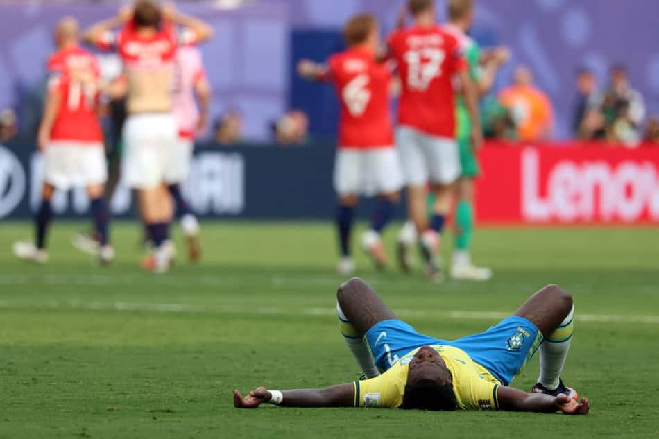 Vin Jr., desolado, cai no gramado, enquanto a Noruega comemora a vaga