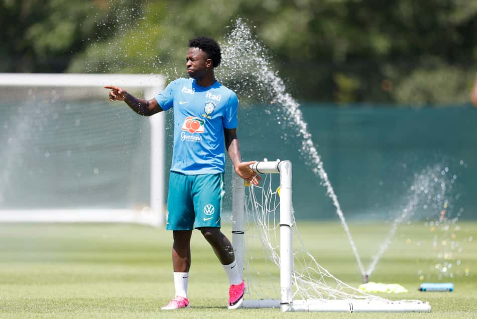 Vini Jr se refresca com irrigação do gramado em treino da Seleção