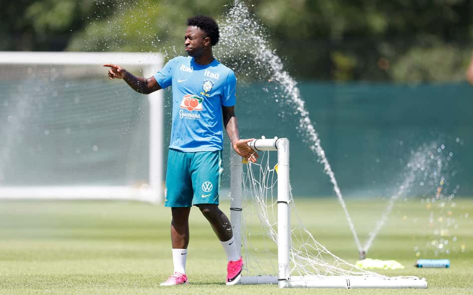 Calor extremo marca treino, e Seleção se refresca como pode nos EUA