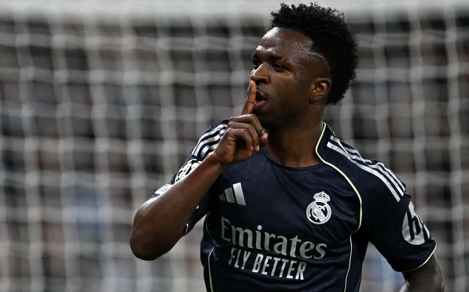 Vini Jr comemora gol do Real Madrid sobre o Manchester City, na Champions League