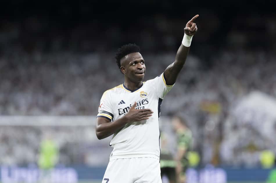 Vini Jr. sauda a torcida do Real Madrid no Santiago Bernabéu