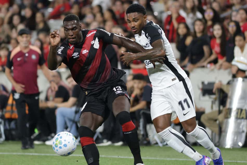 Vitinho durante disputa de bola