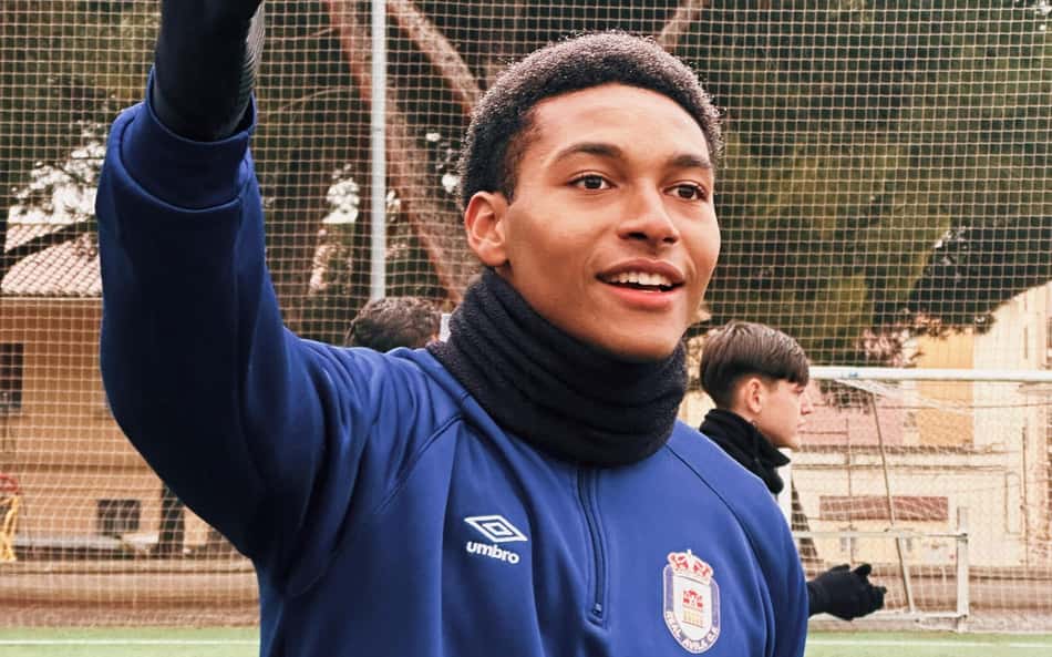 Vitinho Jr acena com a mão durante partida pelo clube espanhol