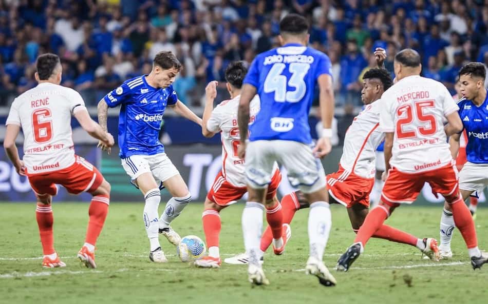 Clube europeu anuncia jogador, que se despede do Cruzeiro
