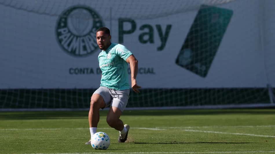 Vitor Roque, atacante do Palmeiras, em treinamento na Academia de Futebol