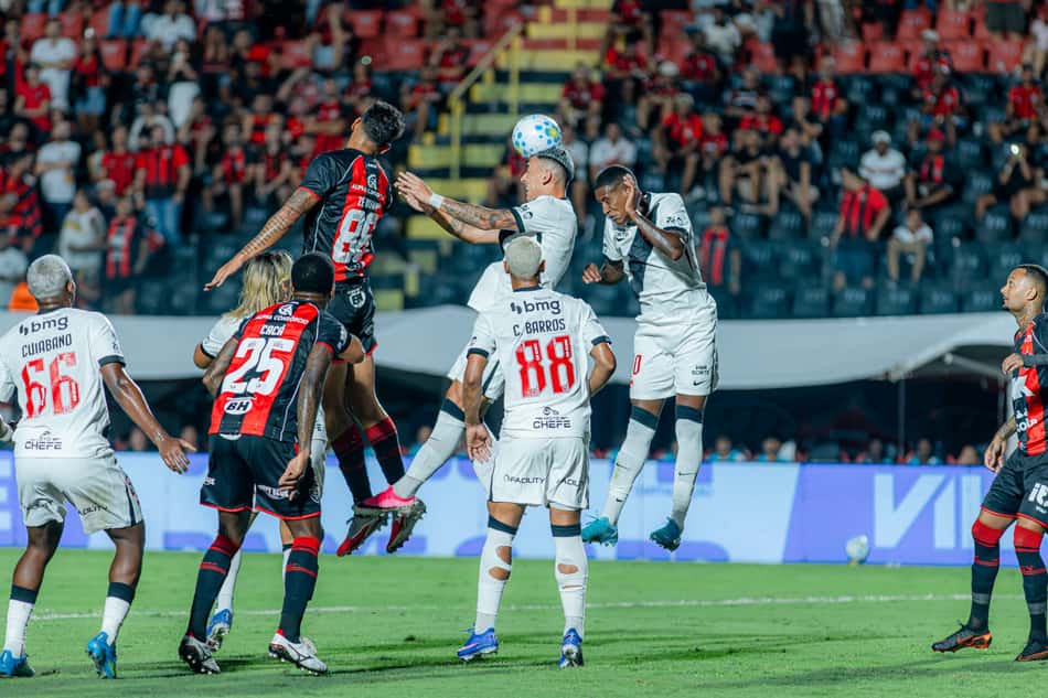 Vitória x Vasco - jogadores disputam bola no alto