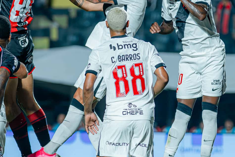 Vitória x Vasco - jogadores disputam bola no alto
