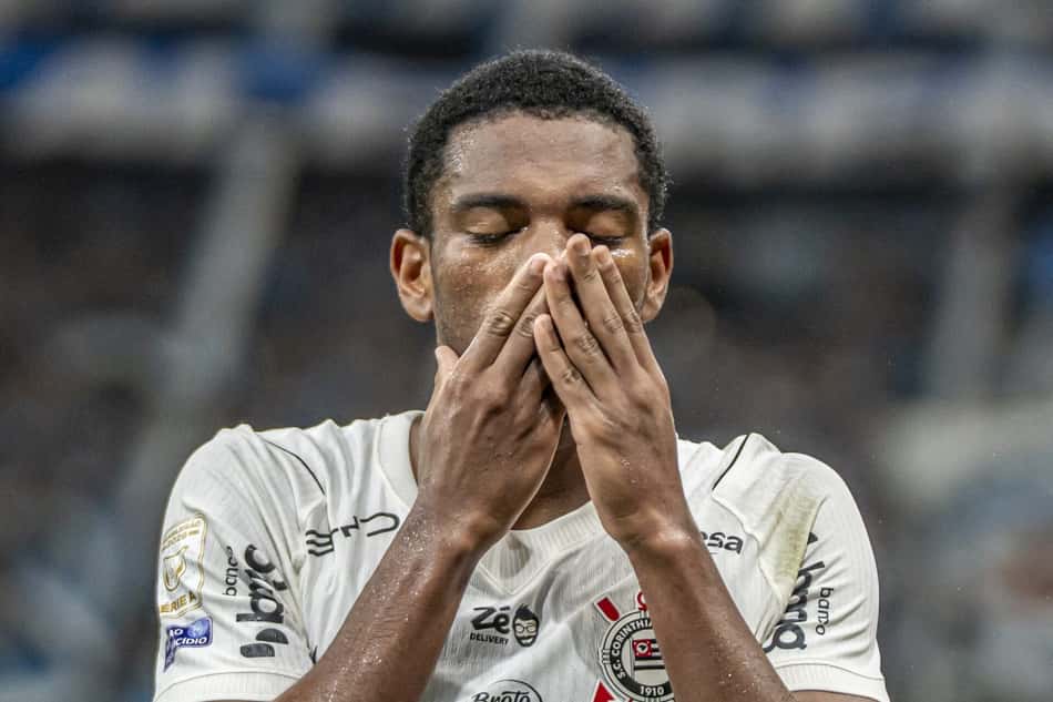 Volante André com a camisa do Corinthians