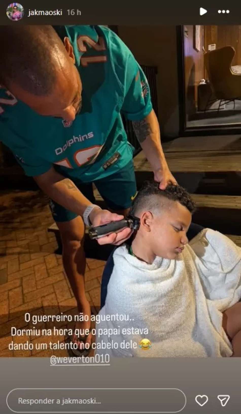 Weverton, goleiro do Grêmio e Seleção Brasileira, cortando o cabelo do filho 