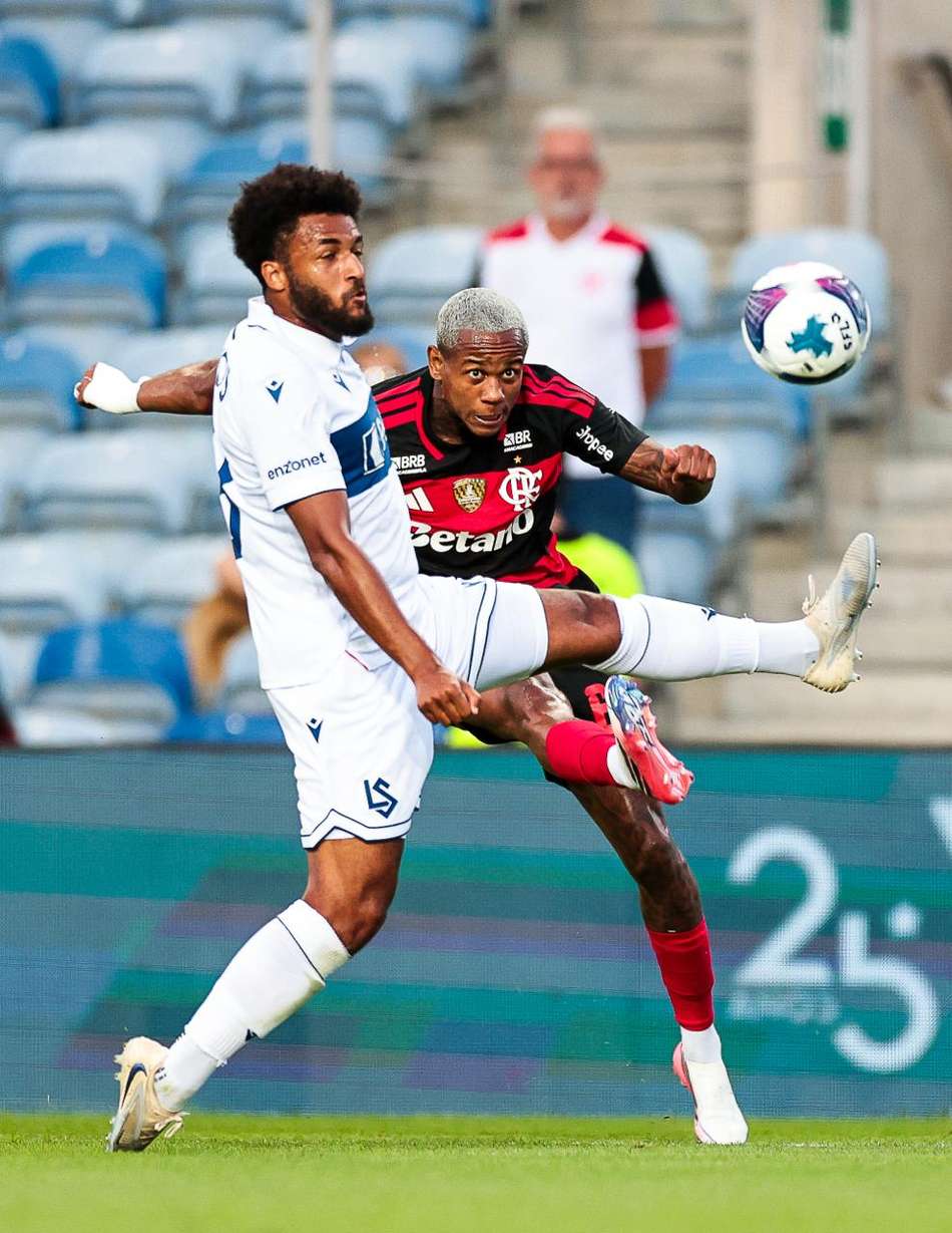Wallace Yan durante amistoso do Flamengo em Portugal