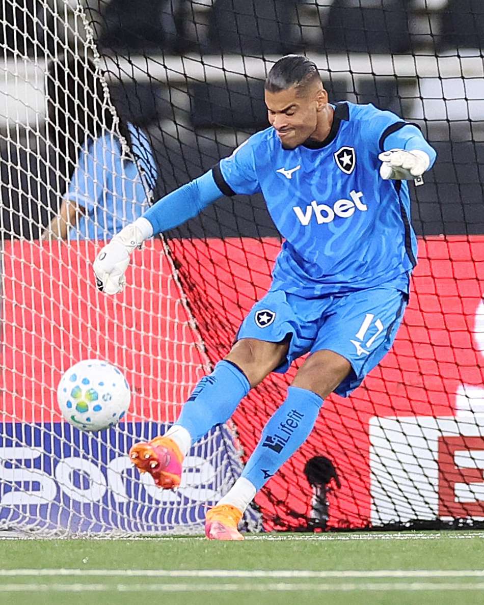 Warleson chuta a bola durante jogo do Botafogo
