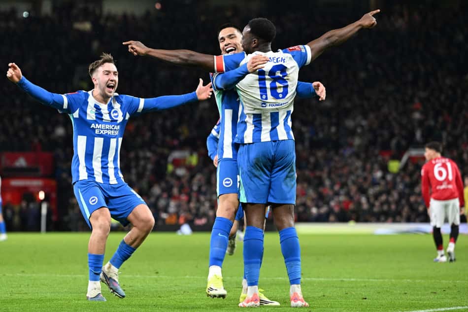 Welbeck comemora gol marcado pelo Brighton sobre o Manchester United com os braços abertos