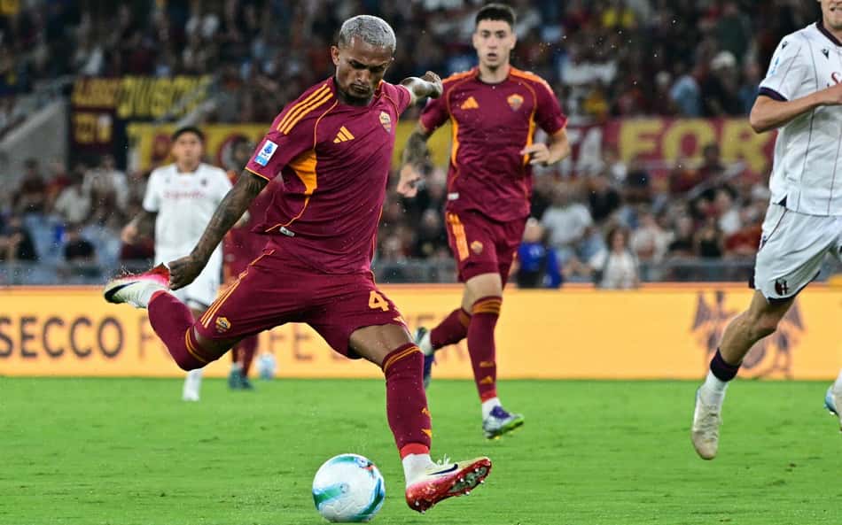 Wesley em ação pela Roma contra o Bologna, pelo Campeonato Italiano