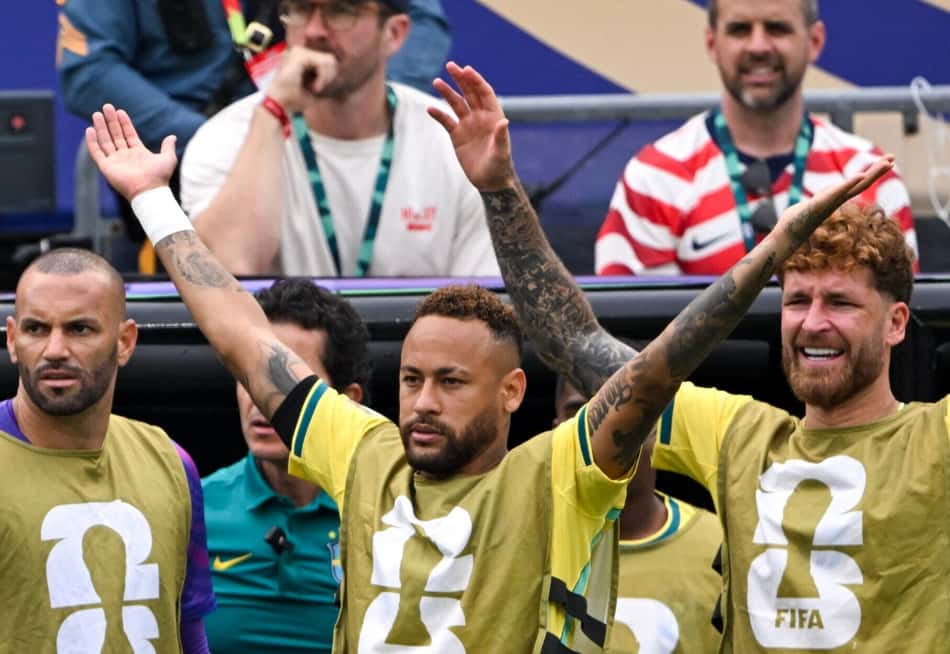 Weverton, Neymar e Léo Pereira protestam durante eliminação do Brasil para a Noruega nas oitavas de final da Copa do Mundo 2026