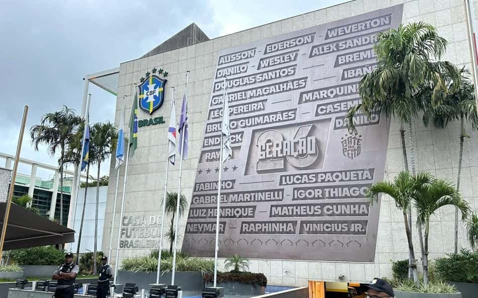 Mural com nomes dos convocados à Copa do Mundo na sede da CBF