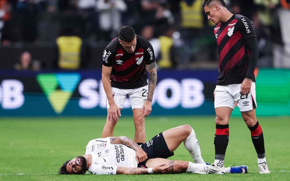 Yuri Alberto, do Corinthians, no chão contra o Athletico-PR