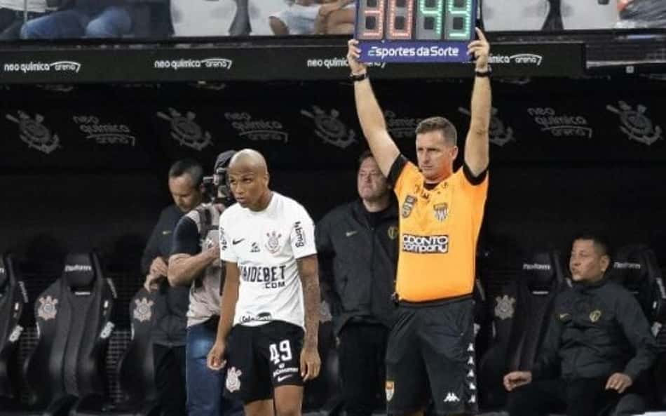 Yago Gonçalves antes de entrar em campo