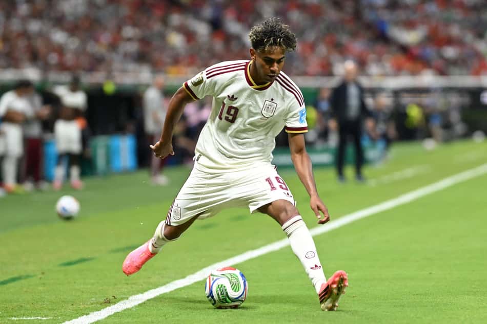 Lamine Yamal durante a partida entre Espanha e Uruguai