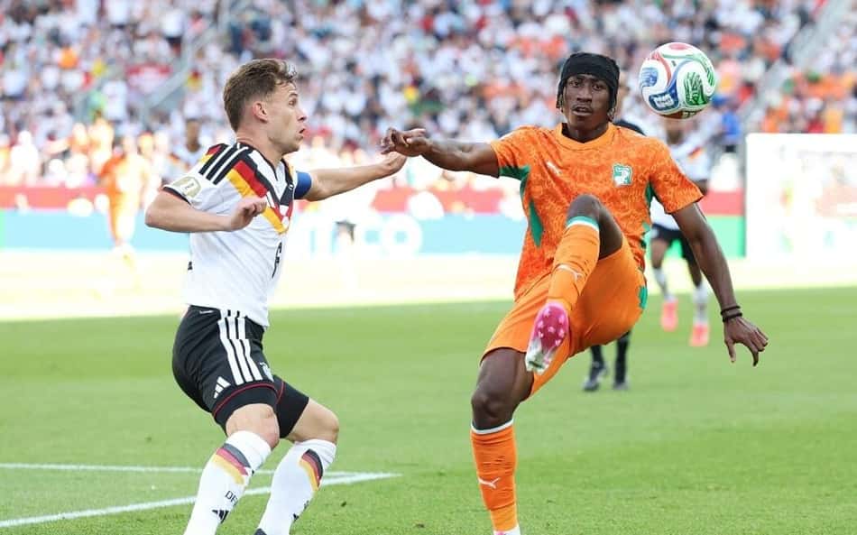 Yan Diomande, da Costa do Marfim, encara marcação de Kimmich, da Alemanha