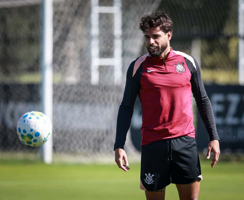 Yuri Alberto olhando para bola durante treino do Corinthians