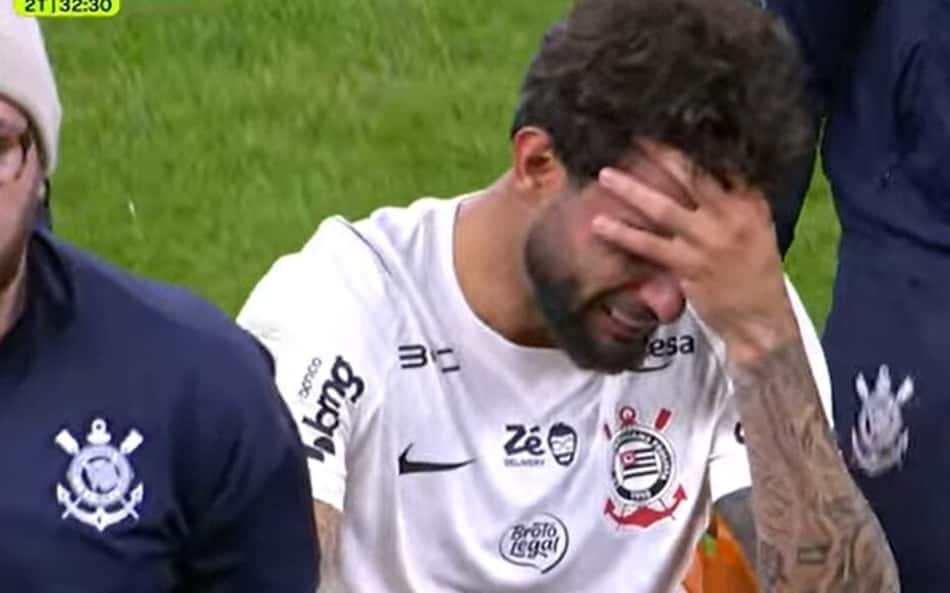 Yuri Alberto sai chorando do gramado após sentir a posterior da coxa direita