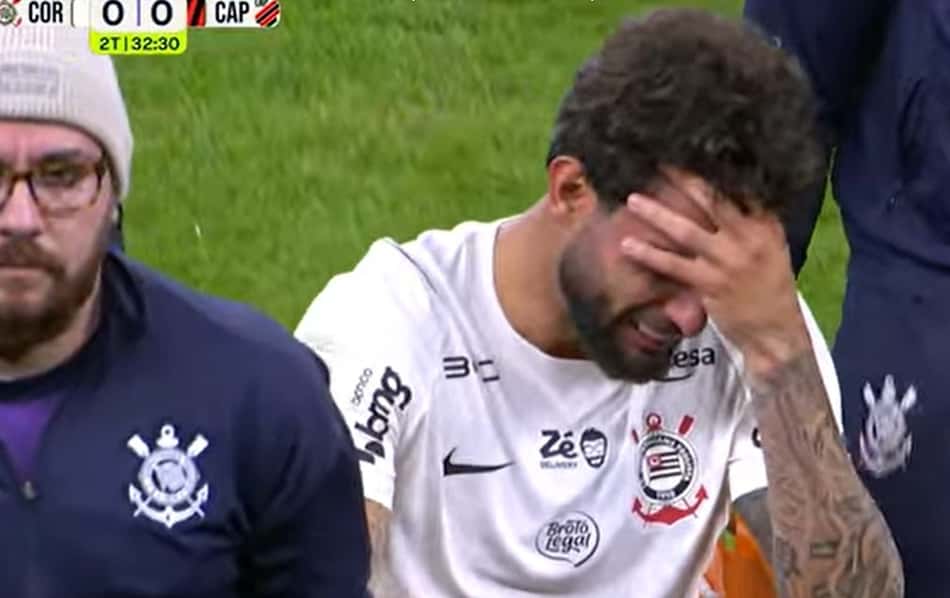 Yuri Alberto sai chorando do gramado após sentir a posterior da coxa direita