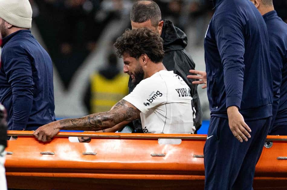 Yuri Alberto deixou o gramado de maca