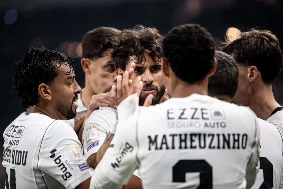 Yuri Alberto comemora ao lado dos jogadores do Corinthians