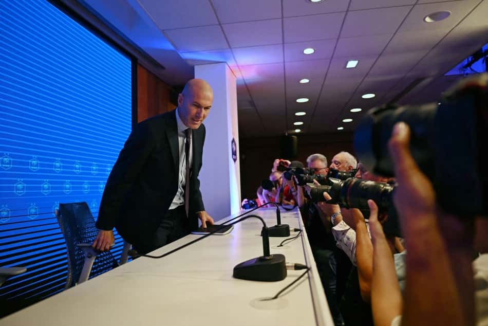 Zidane em entrevista coletiva durante anuncio como técnico da seleção da França