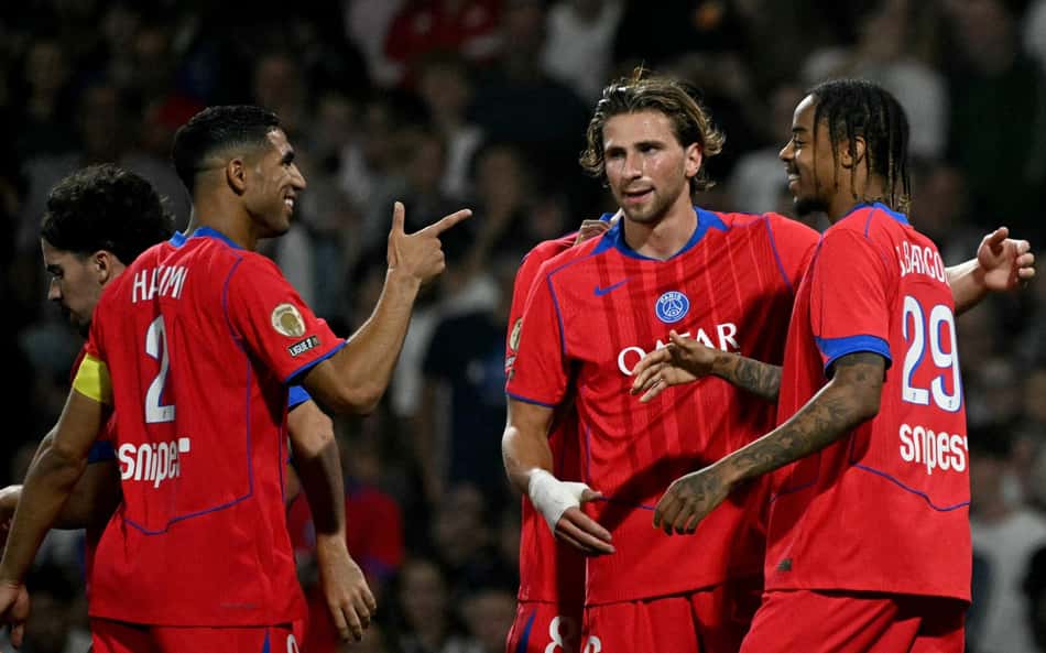 Zabarnyi comemora gol do PSG com Hakimi e Barcola
