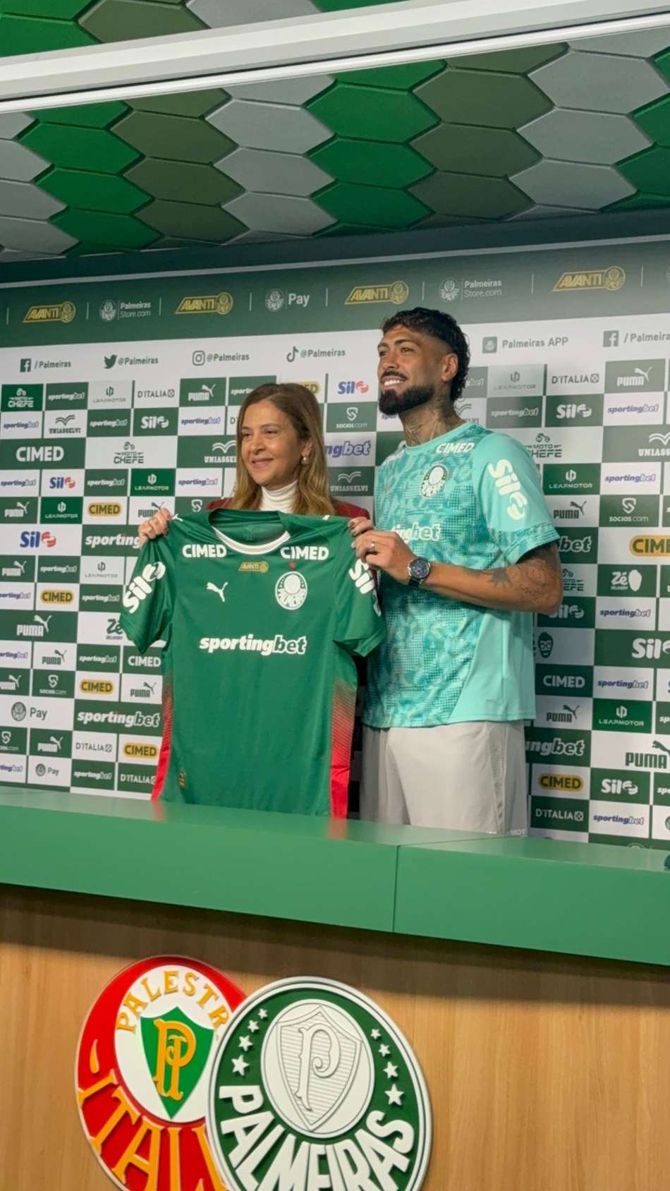 Zagueiro Barboza é apresentado pelo Palmeiras
