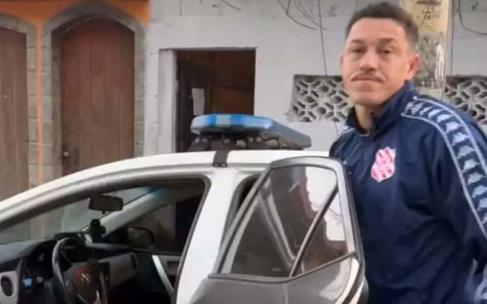 Zagueiro Luiz Gustavo, com casaco do Bangu, sendo preso