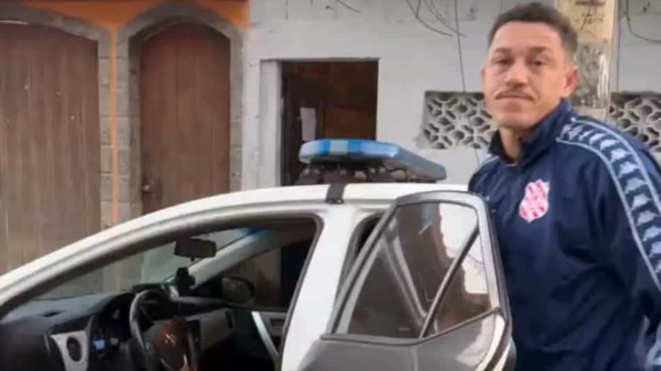 Zagueiro Luiz Gustavo, com casaco do Bangu, sendo preso