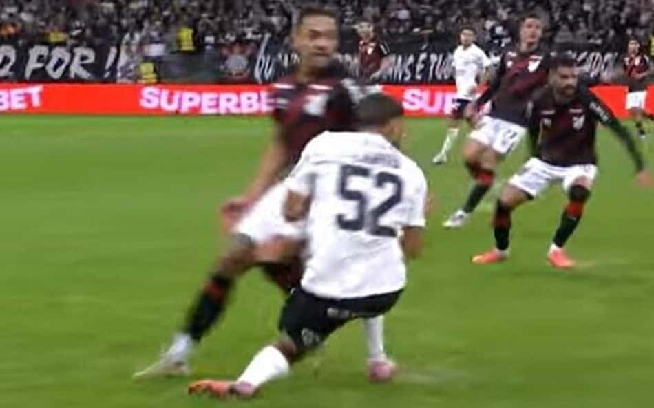 Zakaria Labyad durante o lance