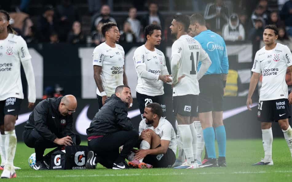 Zakaria Labyad deixou o gramado de maca