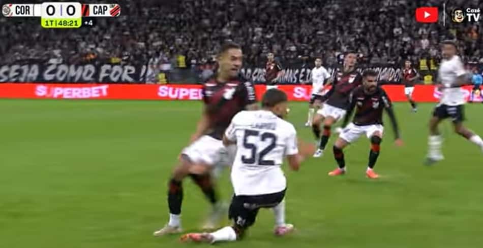 Zakaria Labyad, meia do Corinthians, sofre grave torção no fim do primeiro tempo.