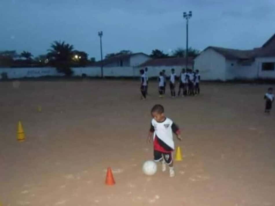 Zé Lucas aos quatro anos jogando em Recife